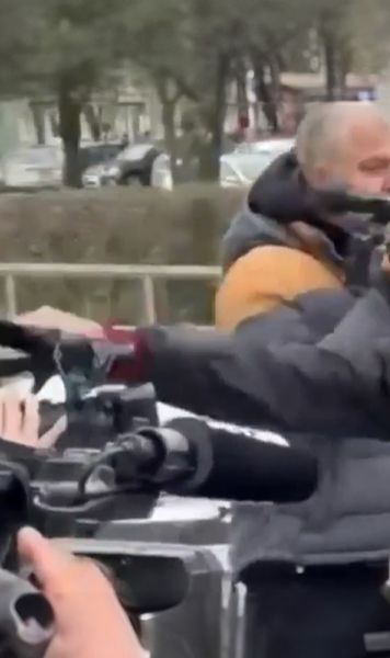 Un fan PAOK a lovit o cameră de filmat    Scene tensionate  în fața spitalului în care se află victimele accidentului în care au murit 7 oameni