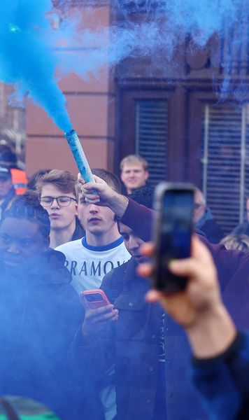 Suporteri înjunghiați în deplasare  Doi fani Chelsea,   atacați de ultrașii lui Napoli  înainte de meciul din Liga Campionilor: „A fost înfricoșător”