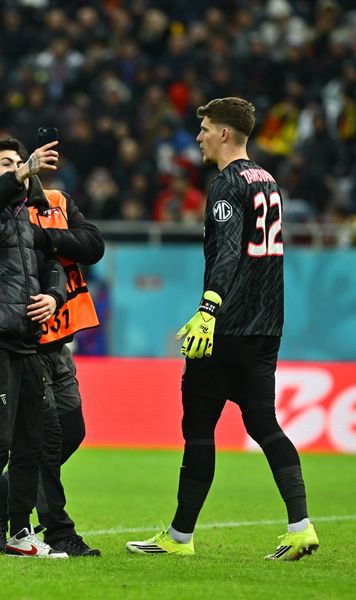 A întrerupt meciul     FOTO.  Un suporter   a intrat pe gazon  în FCSB - Fenerbahce pentru selfie-uri