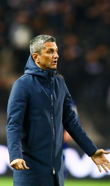 Răzvan Lucescu, eliminat     FOTO:  Antrenorul lui PAOK a văzut direct   cartonașul roșu  în meciul cu Lyon: „Un arbitraj ostil”