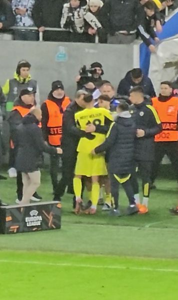 Conflict în tabăra turcilor    VIDEO:   Doi jucători de la   Fenerbahce  s-au îmbrâncit la finalul partidei cu FCSB » Care a fost motivul + Ce făcea Charalambous