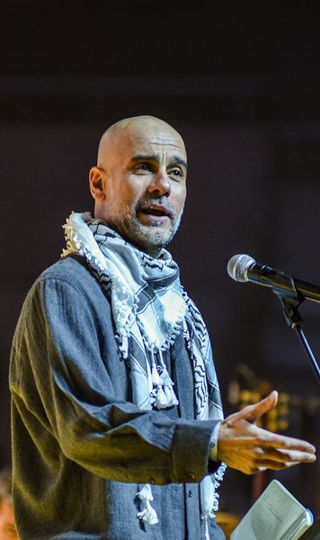 Guardiola, mesaj pro-Palestina  Antrenorul lui Manchester City a vorbit despre copiii din Gaza, cu un keffiyeh la gât:   „I-am lăsat singuri, abandonați. Cei puternici sunt lași”