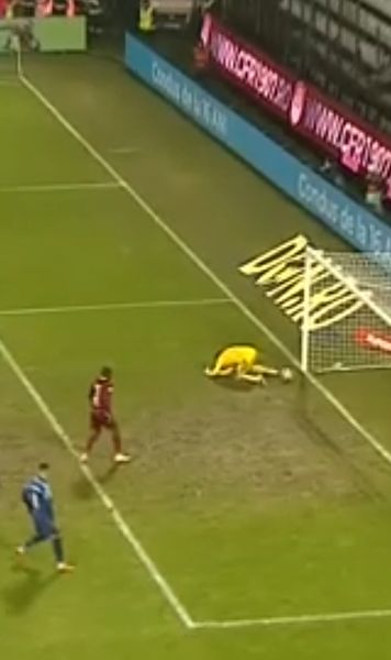 Mihai Popa, gafă de zile mari    FOTO.  Portarul adus de   CFR Cluj  din Serie A a scăpat mingea în poartă!