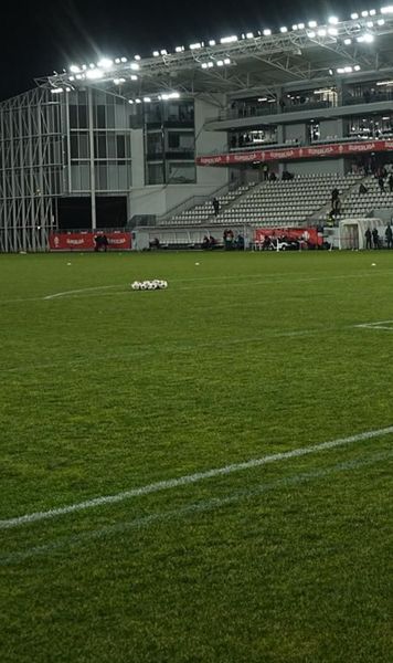 Improvizații pe „Arc”    FOTO.  Revenire cu emoții pentru   Dinamo  » Cum arată gazonul