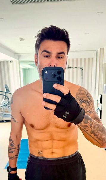 Mutu se menține în formă     FOTO:  Fizicul de invidiat al „Briliantului”, la    47 de ani