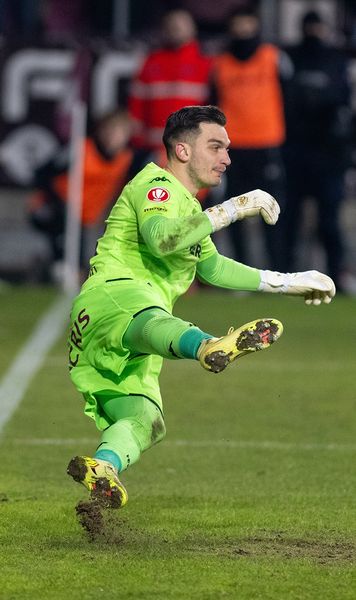 „Sare în piscină”      Marian Aioani,  nervos după penalty-ul acordat în Rapid - U Cluj 0-2: „Nu înțeleg cum domnii de la VAR nu pot să vadă”