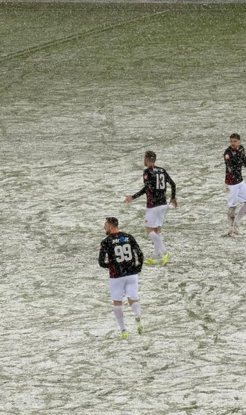 Zăpada le-a dat bătăi de cap    FOTO.  Ce s-a întâmplat la pauza meciului   FCSB - Csikszereda
