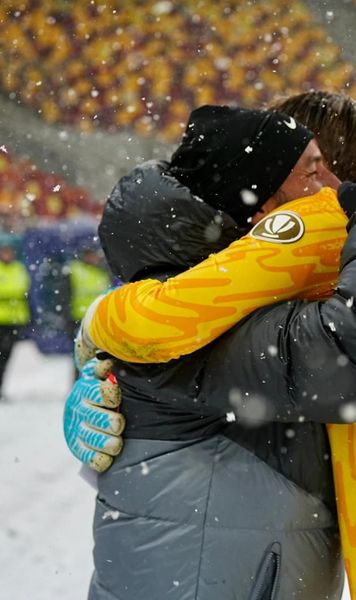 CU SUFLETUL LA GURĂ    Debutul lui Matei Popa,  văzut de la stadion. Ce a făcut tatăl său: emoții, indicații și o îmbrățișare după un final fericit