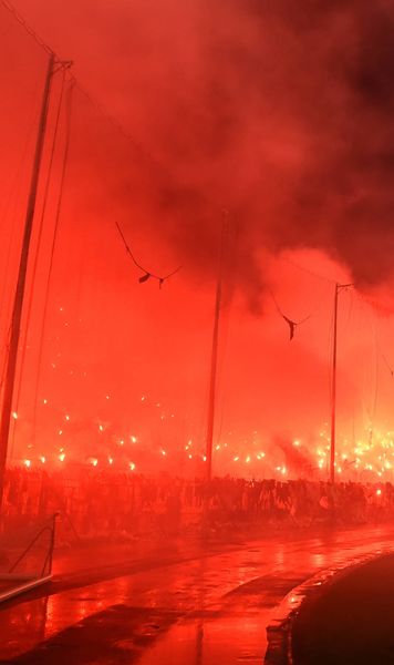 PAOK, o mare de torțe    Despărțire emoționantă de fanii dispăruți  în accidentul din România, la primul meci al alb-negrilor la Salonic