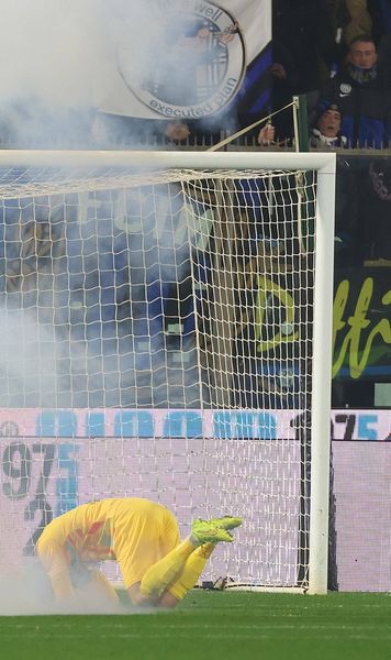 Victima propriei prostii   Ce a pățit fanul care a oprit meciul lui Inter. A fost la un pas de a răni un jucător cu o petardă,   dar nu s-a potolit  » Pericol pentru echipa lui Chivu