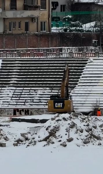 Demolări pe zăpadă    FOTO+VIDEO.    Peluza „Cătălin Hîldan”  este pusă la pământ, în ciuda gerului din București » Ce urmează
