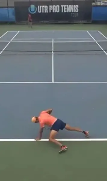 Așa ceva nu s-a mai văzut în tenis!    VIDEO:  Scene bizare la o partidă din Australia.   Tehnică dezastruoasă sau crampe?