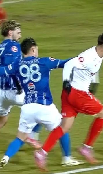 Fază controversată în Farul - Dinamo     FOTO.     Alexandru Musi  a primit cartonaș galben la o fază la care a cerut penalty 