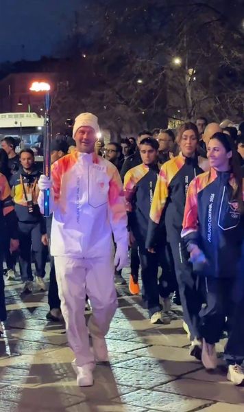 Imagini pentru istorie!    VIDEO  Cristi Chivu a preluat    torța olimpică:  ce i s-a strigat din public