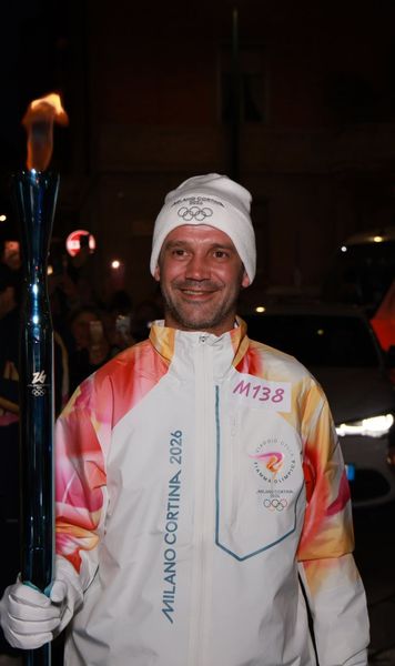 Imagini pentru istorie!    VIDEO  Cristi Chivu a preluat    torța olimpică:  ce i s-a strigat din public