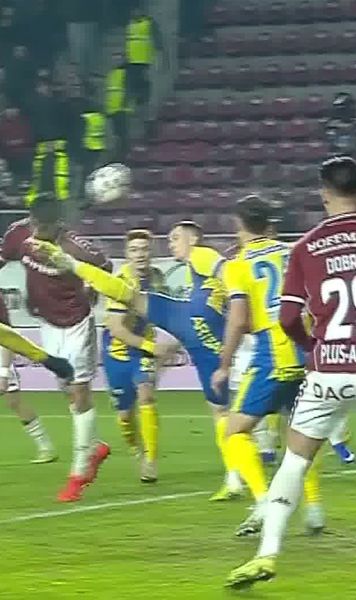 Pașcanu s-a sacrificat pentru gol    FOTO.  Fundașul Rapidului a fost   lovit în față  la reușita cu Petrolul: „Mă bucur că mai am toți dinții în gură”