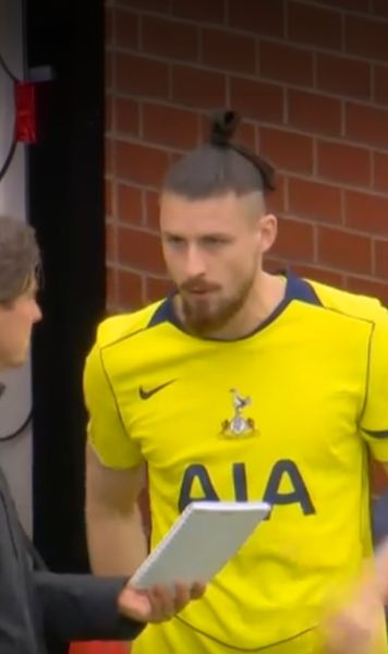 Drăgușin, introdus de urgență    FOTO.  Românul a fost aruncat în meciul cu Manchester United după un cartonaș roșu »   A greșit la un gol