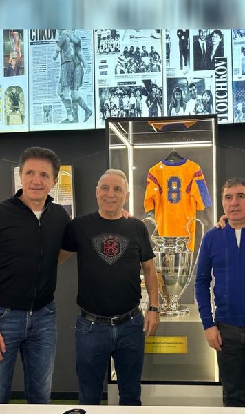 Reuniunea legendelor    FOTO:   Gică Popescu și Gică Hagi, prezenți la muzeul dedicat lui   Stoichkov,  de ziua acestuia » Mesajul transmis