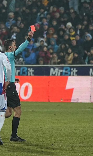 Intrare inconștientă    FOTO:   Zivulic, eliminat în   Oțelul - FCSB  după un fault cu talpa la Daniel Bîrligea