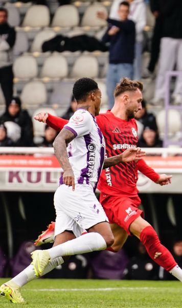 Drăguș, agresat de un adversar    FOTO:   Atacantul român, la un pas   să fie bătut:   „Cine nu-l poate opri pe teren, se enervează în afara lui”