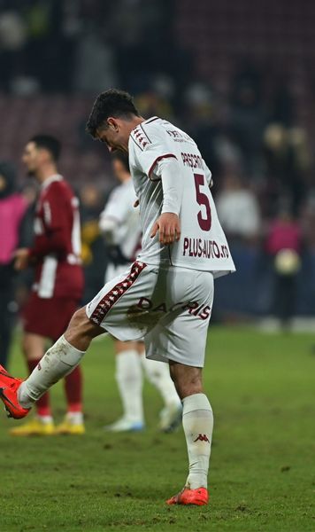 Dau vina pe gazon   Eliminați din Cupă, rapidiștii se plâng: „Mi-a zis un prieten că unde se duce el   să vaccineze oile  arată mai bine!”