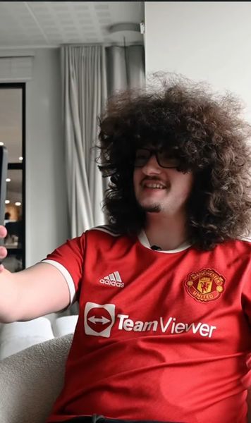 Man. United l-a sabotat!    FOTO.  Era live în fața a 260.000 de oameni când i s-a spulberat visul. Continuă „chinul” fanului care   nu s-a mai tuns de aproape 500 de zile