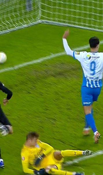 Moment sclipitor    FOTO.     Valentin Crețu  a dat peste cap toată apărarea oltenilor » Pasă de senzație la golul lui Bîrligea