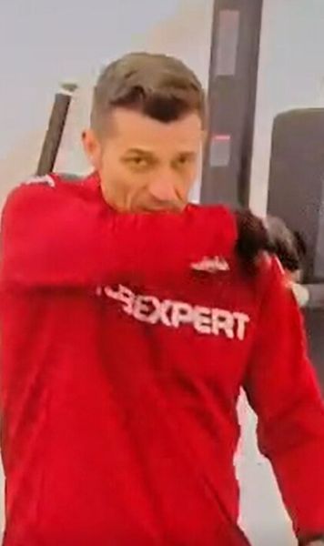 Gâlcă, surprins în acțiune de camerele TV    Ce făcea antrenorul Rapidului,  în timp ce jucătorii vorbeau cu presa