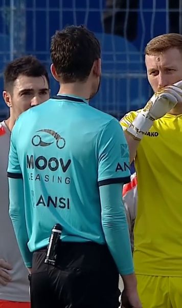 Patru minute de analiză VAR   Arbitrul de la Metaloglobus - Oțelul arătase lovitură liberă, dar i s-a transmis că   e penalty:  ce a urmat