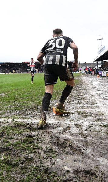 Lupte în noroi în FA Cup    FOTO:  Cum a arătat gazonul la un meci din 16-imile competiției din Anglia:   „Era o mlaștină înainte de start”