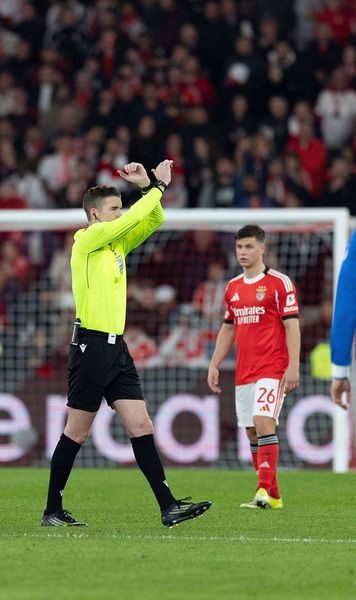 Explicația gestului arbitrului    FOTO.  Ce reprezintă   semnul cu mâinile  făcut de „central” după incidentul rasist de la Benfica - Real Madrid