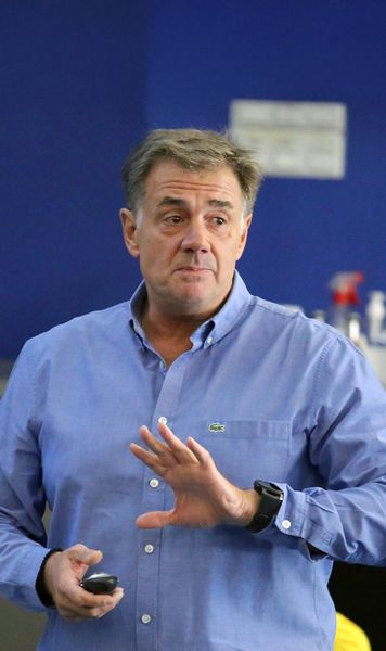 Analiză trunchiată    FOTO.  Vassaras l-a „tocat” pe Radu Petrescu, dar    și-a menajat protejații!  Șeful CCA a ignorat faza care putea dinamita lupta pentru play-off