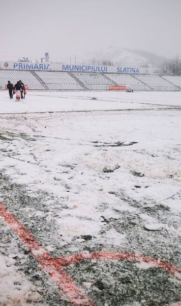 Condiții inumane de joc     FOTO.  Trei meciuri din Liga 2 se dispută pe terenuri complet    acoperite de zăpadă