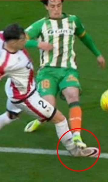 „Era penalty și roșu!”    FOTO:    Andrei Rațiu,  la un pas de o accidentare horror! Chemat la VAR, arbitrul n-a fost impresionat