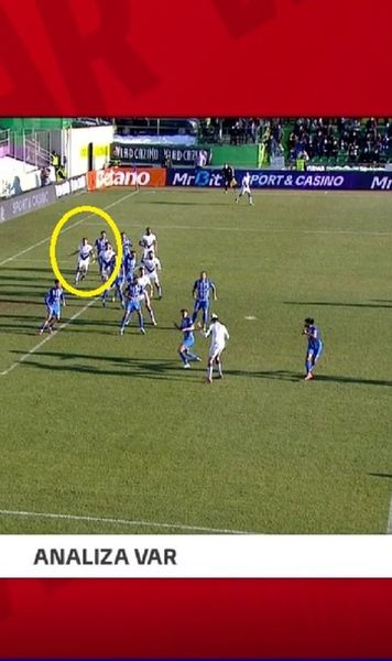 „Hoții! Banii lui Becali”    FOTO.  Istvan Kovacs   a fost huiduit 4 minute,  înainte de a valida golul care a decis meciul FC Argeș - Farul