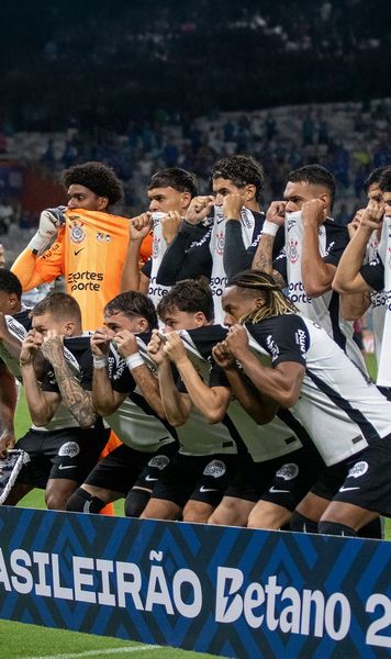 Cu tricoul la gură     FOTO.    Imagini puternice  în Brazilia: gestul făcut de Corinthians împotriva abuzurilor rasiste la adresa lui Vinicius