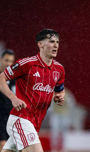 Accidentare înfiorătoare    FOTO.   Căpitanul lui Nottingham Forest   și-a dislocat degetul  în meciul cu Fenerbahce. Televiziunea a decis să nu difuzeze reluarea!