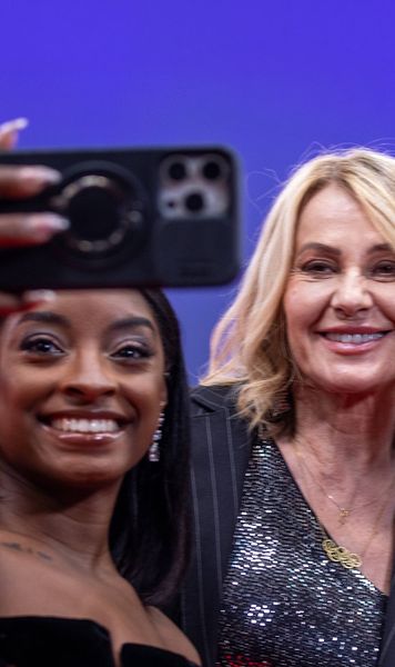 „Întruchiparea perfecțiunii”  Nadia Comăneci, la   50 de ani de la 10-le perfect.  Ce spune ea acum. Ce crede Simone Biles despre Nadia