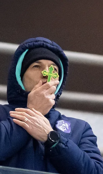 Talismanul Argeșului    FOTO.     Bogdan Andone, în lacrimi  după calificarea în play-off » Cu ce obiect a fost surprins în lojă: „Să fim buturuga mică!”