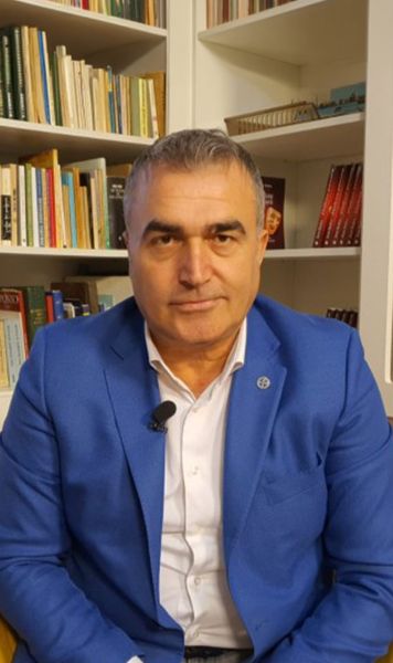 Alcool la Farul - CFR  Directorul unei firme din subordinea   Primăriei Constanța,  surprins în timp ce bea vin la meci. Clubul riscă o amendă drastică