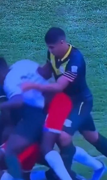 E fotbal sau rugby?    VIDEO.  Scene incredibile în America de Sud: s-au dus   la colțul terenului,  iar imaginile s-au viralizat