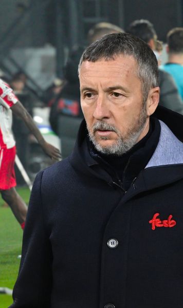 Scandal la pauza meciului  Mihai Stoica l-ar fi înjurat pe Odada la vestiare, chiar după ce   jucătorul și-a cerut scuze  pentru faultul asupra lui Olaru