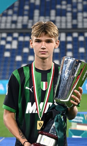 Cine este românul care a șocat Italia  Povestea lui   Troy Tomșa,  mijlocașul care a apucat de gât un arbitru la un meci de tineret