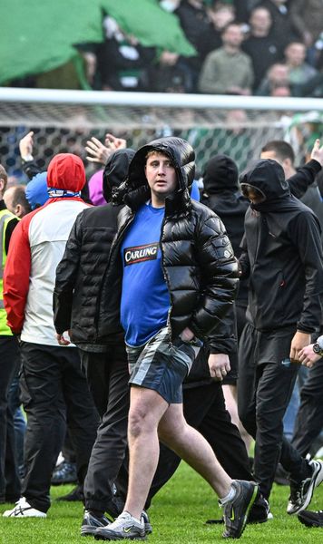 Lupte de stradă pe gazon!    FOTO+VIDEO.  Suporterii au invadat terenul după Rangers - Celtic și   s-au bătut:  „Violență extremă!”
