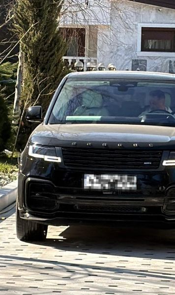 Rădoi conduce un „OZN”     FOTO.  Cu ce mașină a venit antrenorul la discuțiile cu patronul FCSB.   Cât costă și ce putere are