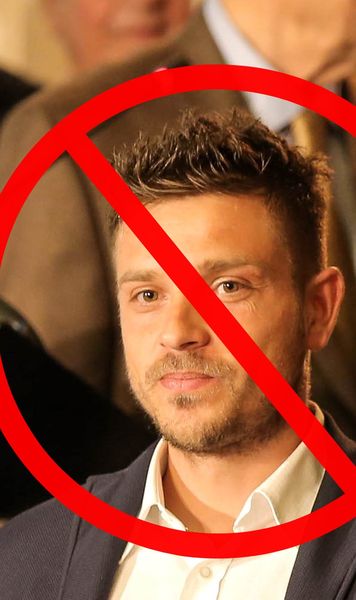 Angajat în stare de suspendare  Fost internațional,   interzis în fotbal până în 2027,  numit antrenor în Liga 3