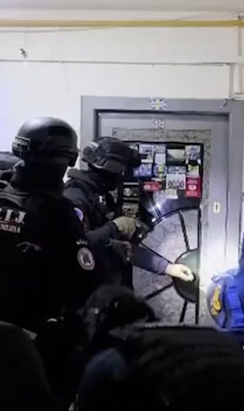 Percheziții după Rapid - Petrolul    VIDEO:   Poliția și Jandarmeria au demarat   acțiuni ample,  după violențele din Giulești. Au fost identificate 9 persoane