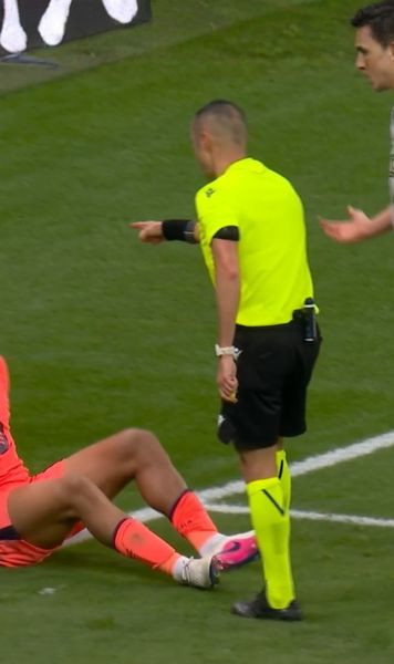 Araujo, de neînțeles    FOTO.    Gestul bizar  făcut de fundașul Barcelonei înainte de golul lui Newcastle. A dat vina pe arbitru!