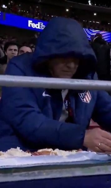 Imaginile care au cucerit internetul    FOTO.  Fanul lui Atletico, surprins   făcând sandvișuri în tribună  în timp ce echipa sa umilea Tottenham!