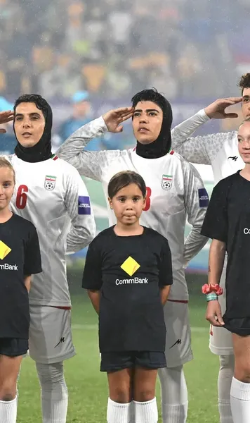 De ce fug sportivii din Iran  Cazul fotbalistelor rămase în Australia nu este unul izolat » Drama sportivilor care   sfidează regimul:  „Îți vom tăia capul”
